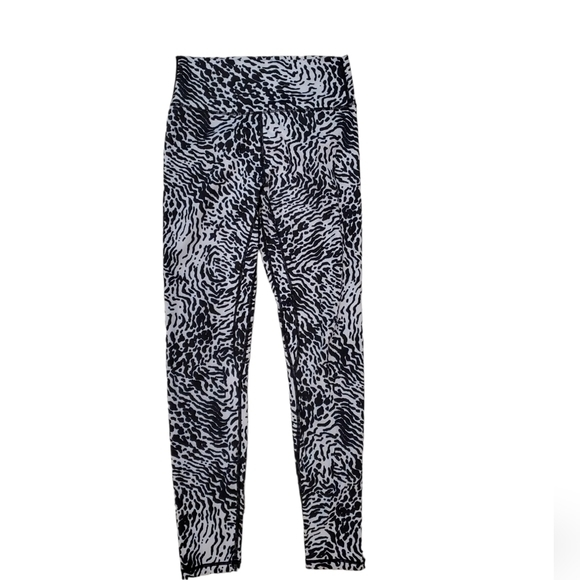 TYC Pants - TYC Women's White Leopard Scrunch Booty‎ High Rise Leggings Medium
